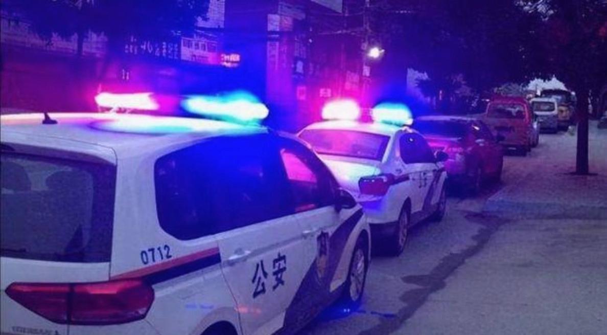 出租车司机拉到两个怪异女乘客,深更半夜去荒凉废弃工厂,刘师傅凭直觉